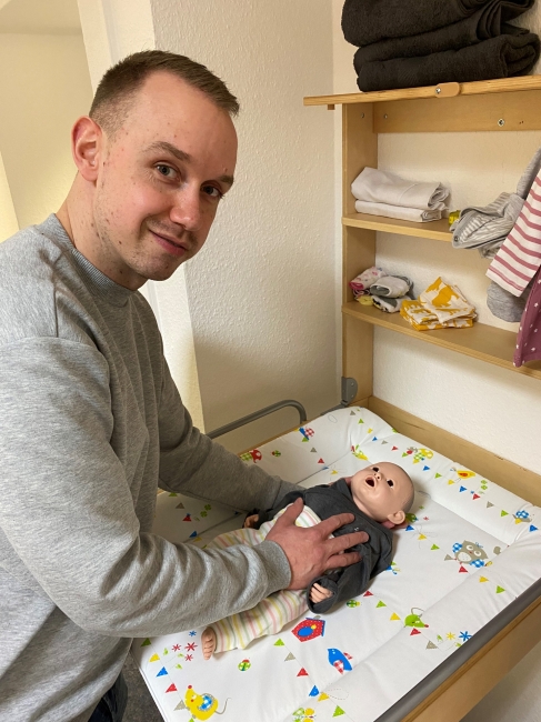 Übung macht den Meister: Jonas Küppers beim Geburtstraining mit einer Puppe